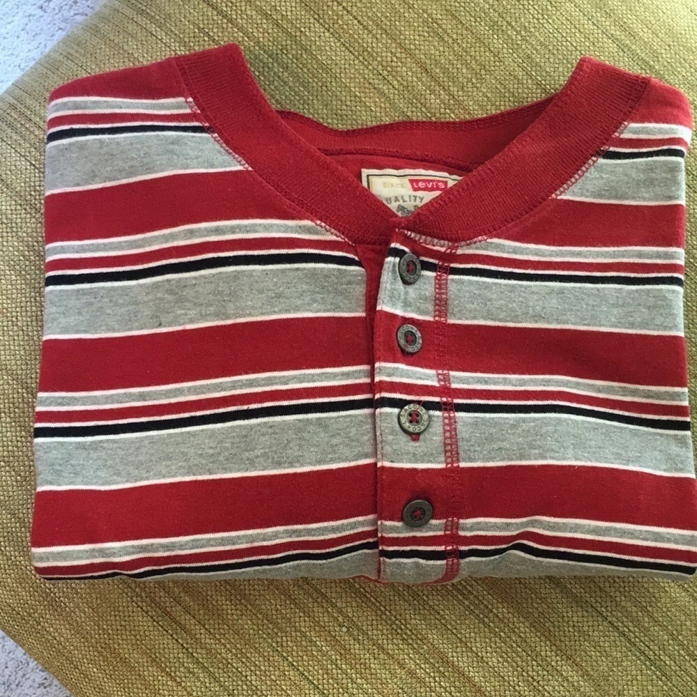 Men’s Levi’s short sleeve shirt. Size L. 100% cotton. Excellent condition.